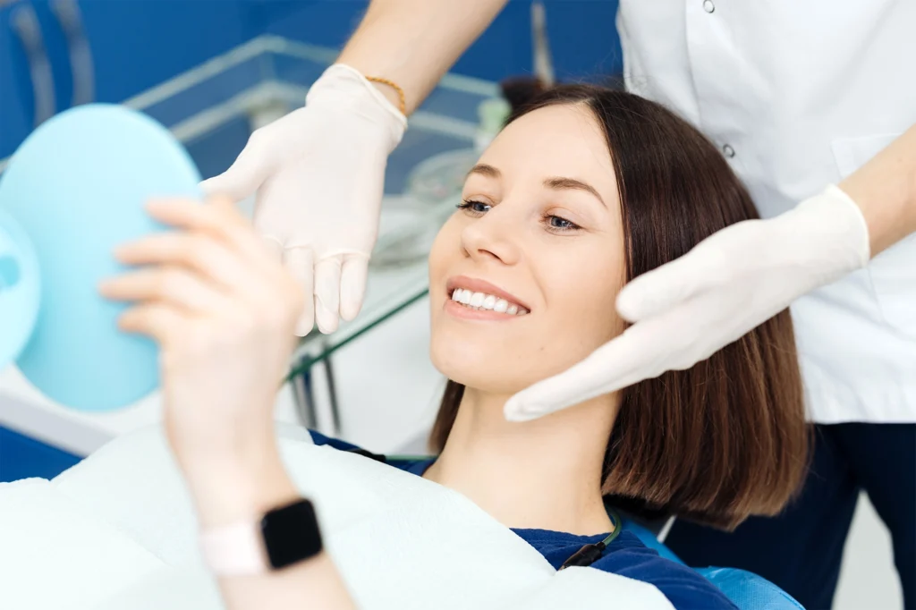 mujer en el dentista sonriendo